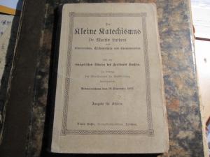 Der kleine Katechismus Dr. Martin Luthers nebst Bibelsprüchen, Kirchenliedern und Choralmelodien. Für die evangelischen Schulen des Freistaates Sachsen […]