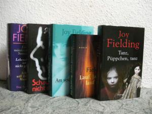 7 X Joy Fielding - Am seidenen Faden + Lauf, Jane, lauf + Tanz, Püppchen, tanz + Schau dich nicht um + Ein mörderischer Sommer + Lebenslang ist nicht […]