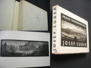 Sudek, J. Praha panoramaticka. Uvodni basen napsal Jaroslav Seifert (Tschechischer Druck: Prag panoramatisch. Einleitendes Gedicht geschrieben von J. […]