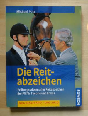 gebrauchtes Buch – Michael Putz – Die Reitabzeichen - Prüfungswissen für alle Reitabzeichen der FN in Theorie und Praxis. Neu nach APO - LPO 2010.