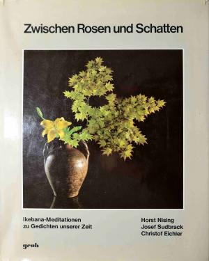 gebrauchtes Buch – Nising, Horst, Sudback – Zwischen Rosen und Schatten. Ikebana- Meditationen zu Gedichten unserer Zeit
