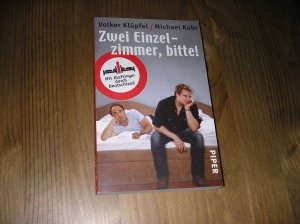 gebrauchtes Buch – Klüpfel, Volker<br>Kobr, Michael – Zwei Einzelzimmer, bitte! - Mit Kluftinger durch Deutschland