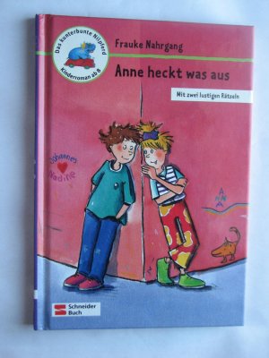 Anne heckt was aus.