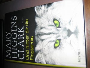 gebrauchtes Buch – Higgins Clark – Und hinter dir die Finsternis