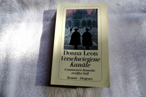 gebrauchtes Buch – Donna Leon – Verschwiegene Kanäle - Commissario Brunettis zwölfter Fall