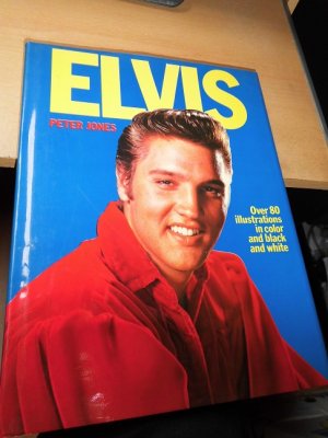 gebrauchtes Buch – Peter Jones – Elvis. Over 80 illustrations in colour and black and white