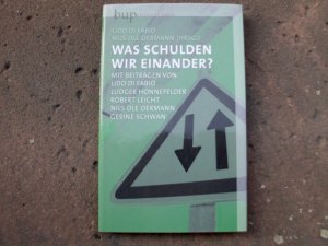 Was schulden wir einander ?  Mit Beiträgen von Udo Di Fabio, Ludger Honnefelder, Robert Leicht, Nils Ole Oermann und Gesine Schwan. Mit einem Geleitwort von Franz M. Haniel. (= Duisburger Dialoge, Band 1)