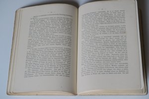 antiquarisches Buch – Fraisse, P. Balearischen Inseln – Skizzen von den Balearischen Inseln. Aus der Wandermappe eines Naturforschers. Erste Ausgabe. Leipzig, Verlag von Dr. Seele & Co., 1898. * Mit 4 Tafeln. * 66 S., 1 Bl. Illustr. original Halbleineneinband mit Goldschnitt und gemust. Vorsätzen.