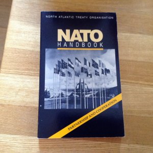 NATO handbook. [Taschenbuch] by NATO