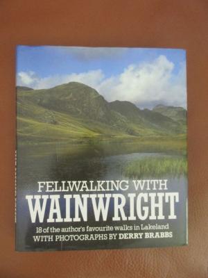 Fellwalking with Wainwright. 18 of the author´s favourite walks in Lakeland with photographs by Derry Brabbs.