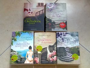 gebrauchtes Buch – Lucinda Riley – 5 X Lucinda Riley - Das Orchideenhaus + Das Mädchen auf den Klippen + Das italienische Mädchen + Der Lavendelgarten + Die Mitternachtsrose