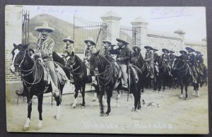 Originale Fotografie (Vintage, Gelatinesilber) - Fotokarte - Mexico, Berittene Soldaten vor einer Fabrik in Metepec, 1907