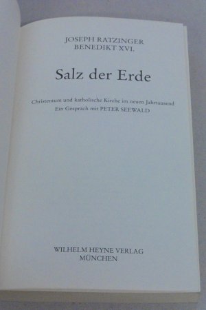 gebrauchtes Buch – emeritus Benedikt XVI – Salz der Erde - Christentum und katholische Kirche im neuen Jahrtausend. Ein Gespräch mit Peter Seewald