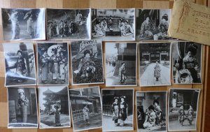 Japanese Girls - Mappe mit 16 originale Fotografien (Vintages, Gelatinesilber) von Frauen aus Japan in traditioneller Kleidung, um 1920