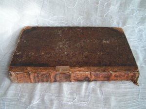 antiquarisches Buch – Herttwig, Christoph - J – Neues und vollkommenes Berg=Buch bestehend in sehr vielen und raren Berg=Händeln und Bergwercks=Gebräuchen absonderlich aber über 200 vorhin noch nicht edirten und ans Licht gegebenen Berg=Artheln und Abschieden. Mit grossem Fleiß und Mühe dergestalt colligiret und abgefasset daß bey nahe keine eintzige Materia in Berg=Schmel= und Hammerwercks=Sachen verfallen mag so nicht unter einer Rubric der Nothdurfft nach abgehandelt und mit Allegirung gelehrter und bewährter Männer Schrifften wie nicht wenigewr darzu gehörigen Kayserlichen, Königlichen Chur= und Fürstlichen Berg=Ordnungen sowohl was deren Concordanz als auch Discrepanz betrifft entschieden und auf die leichteste Manier zu finden wäre - geb. Originalausgabe
