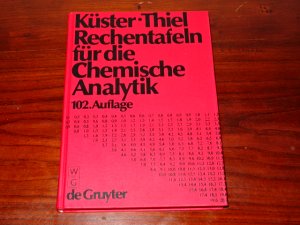 gebrauchtes Buch – Küster, Friedrich Wilhelm; Thiel, Alfred – Rechentafeln für die chemische Analytik - (102.Auflage)