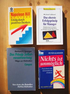 Vier Bücher: 1. Erfolg durch positives Denken ; 2. Das oberste Erfolgsprinzip für Manager ; 3. Das Prinzip Selbstverantwortung: Wege zur Motivation ; […]