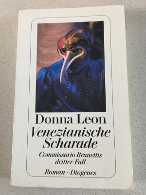 gebrauchtes Buch – Donna Leon – Venezianische Scharade - Commissario Brunettis dritter Fall