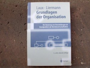 Grundlagen der Organisation. Die Steuerung von Entscheidungen als Grundproblem der Betriebswirtschaftslehre. Mit 136 Abbildungen und 13 Tabellen.