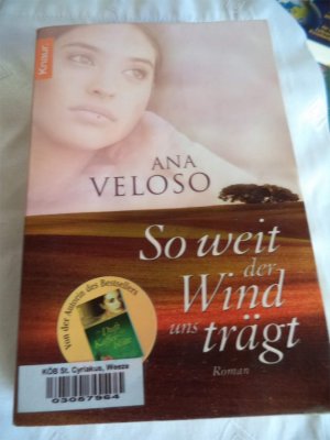 gebrauchtes Buch – Ana Veloso – So weit der Wind uns trägt - ehemaliges Bücherei exemplar