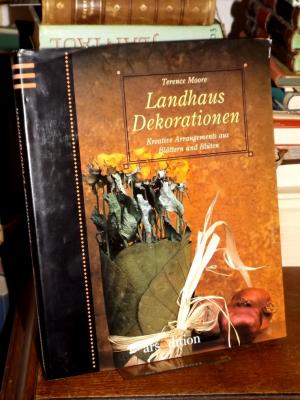 gebrauchtes Buch – Terence Moore – Landhaus-Dekorationen. Kreative Arrangements aus Blättern und Blüten. Fotografien von Michelle Garrett. Übersetzt von Andreas Hoffmann.