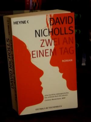 gebrauchtes Buch – David Nicholls – Zwei an einem Tag. Roman. Aus dem Englischen von Simone Jakob.