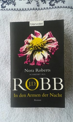 gebrauchtes Buch – Robb, J.D – In den Armen der Nacht