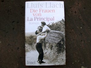 gebrauchtes Buch – Lluís Llach – Die Frauen von La Principal. Roman. Aus dem Katalanischen von Petra Zickmann. Deutsche Erstausgabe.