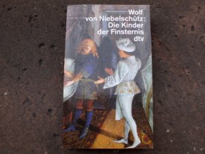 gebrauchtes Buch – Niebelschütz, Wolf von – Die Kinder der Finsternis. Roman. Mit einem Nachwort von Ilse von Niebelschütz. Einbandgestaltung von Klaus Meyer. (= dtv Taschenbuch 12030).