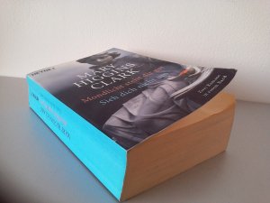 gebrauchtes Buch – Higgins Clark – Mondlicht steht dir gut/Sieh dich nicht um - Zwei Romane in einem Band