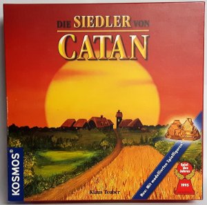 gebrauchtes Spiel – Klaus Teuber – Die Siedler von Catan by Klaus Teuber - Basisspiel mit Plastikbauten von 2002  Kosmos Verlag 69301 - für 3 oder 4 Spieler - ab 10 Jahren - Spieldauer ca 75 Minuten