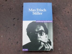 Stiller. Roman. Einbandgestaltung von Hermann Michels. (= suhrkamp taschenbuch (ST) Band 2180).