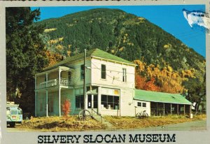 Postkarte : Silvery Slocan Museum in New Denver, British Columbia (Kanada) / Briefmarke MiNr. 2513 Kanada (Eishockey, Olympische Spiele Vancouver 2010) (gelaufen)