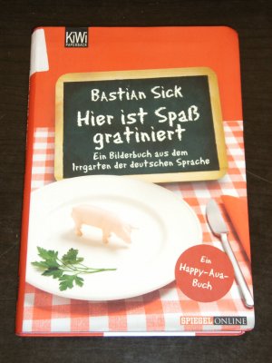 gebrauchtes Buch – Bastian Sick – "Hier ist Spaß gratiniert" Ein Bilderbuch aus dem Irrgarten der deutschen Sprache