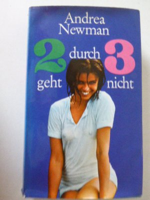 gebrauchtes Buch – Andrea Newman – 2 durch 3 geht nicht. Roman. Leinen mit Schutzumschlag