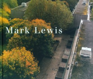 Bildtext: Mark Lewis - This catalogue was published on the occasion of Mark Lewis's exhibitions held at argos, Brussels, 18 May - 29 June 2002, curated by Paul Willemsen and at Kunsthalle Bern, 6 September - 13 October 2002, curated by Bernhard Fibicher von Bernhard Fibicher, Paul Willemsen, Mark Lewis, Shepherd Steiner, Jean-Michel Bouhours