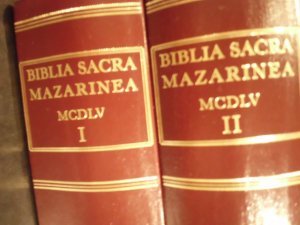 Biblia sacra Mazarinea = Die Mazarine-Bibel 1455. 2 Faksimilebände und Begleitbuch sowie Handbuch und Heft zur Wiedergabe und Forschung des Exemplars […]