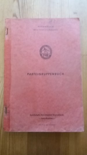 DDR Parteigruppenbuch SED .Vertaulich (unter Verschluß aufbewahren) Sozialistische Einheitspartei Deutschlands. ausgefülltes Exemplar eines Schiffes Titel […]