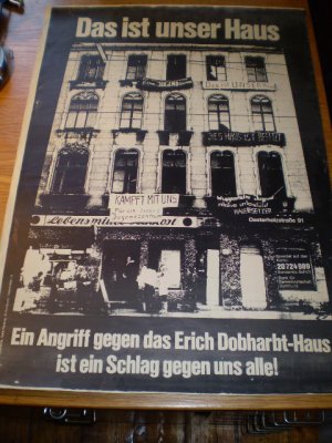 Das ist unser Haus. Ein Angriff gegen das Erich Dobharbt-Haus ist ein Schlag gegen uns alle! (Erich Dobhardt)(Plakat, Poster, RAF, Spontis, KPD, Häuserkampf […]