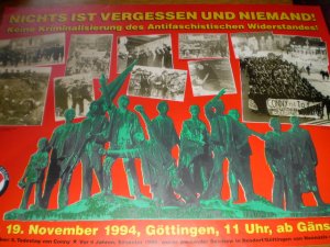 Nichts ist vergessen und niemand! Keine Kriminalisierung des Antifaschistischen Widerstandes! Demo (Plakat, Poster, Göttingen, 1994, Initiative Kunst […]