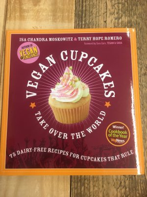 gebrauchtes Buch – Isa Chandra Moskowitz & Terry Hope Romero – Vegan cupcakes. take over the world. 75 dairy-free recipes for cupcakes that rule