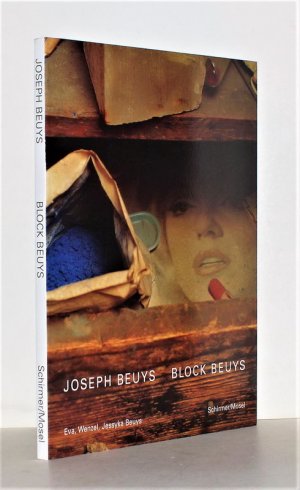 gebrauchtes Buch – Beuys, Eva; Wenzel Beuys – Joseph Beuys, Block Beuys. Der Block Beuys im Hessischen Landesmuseum Darmstadt mit Farbaufnahmen von Claudio Abate. Gekürzte Sonderausgabe. Mit einem Gespräch zwischen Joseph Beuys und Richard Hamilton.With an interview between Joseph Beuys and Richard Hamilton, German / English edition.