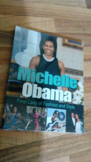 MICHELLE OBAMA - (NEU - IN FOLIE) - FIRST LADY OF FASHION AND STYLE - DEUTSCHE AUSGABE