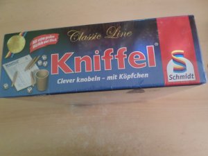 neues Spiel – Classic Line Kniffel - Clever knobeln - mit Köpfchen. Mit extra großen Würfeln und Block sowie Lederbecher.