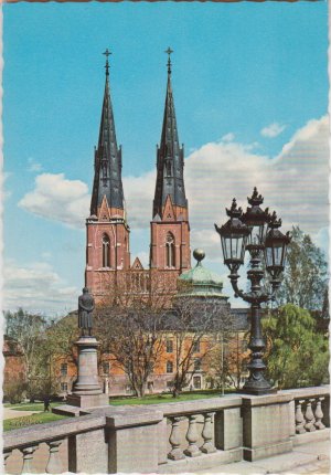 gebrauchtes Buch – Postkarte - Uppsala Domkyrkan och Gustavianium fran Universitet Dom