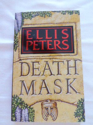 gebrauchtes Buch – Ellis Peters – Death Mask. Fiction / Crime. Paperback