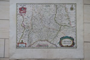 Landkarte ERBACH. – Hessen. Erpach comitatus. * Kupferstich mit zwei zeitgenöss. kolorierten Rollwerk-Kartuschen, Wappen und Windrose sowie mit zeitgenöss […]