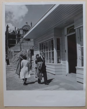 Originale Fotografie ( Gelatinesilber, Vintage) - Ein neuer Laden in der Trümmerlandschaft von München - "Like a new pin", 1949.