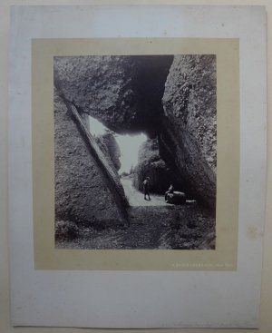 Originale Fotografie ( Vintage, Albuminabzug, goldgetönt) - Zwei Männer im Rigi Bergmassiv, Rast am Steintor), um 1860-65.