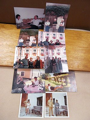 Konvolut von 10 farbigen Originalphotographien Bernhards mir Freunden bzw. Lebensmenschen.